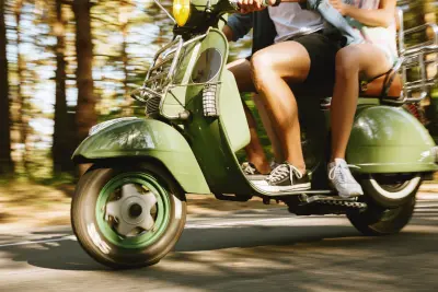 Immagini Ecobonus moto e scooter ibridi ed elettrici: fino a € 4.000 di incentivi. Come richiederlo a Roma