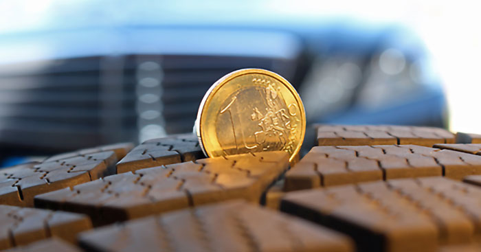 foto del test sugli pneumatici con la moneta da 1 euro