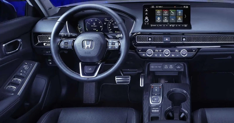 Honda Civic e:HEV sterzo ed interni