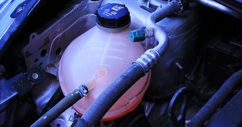 foto della vaschetta del liquido di raffreddamento auto